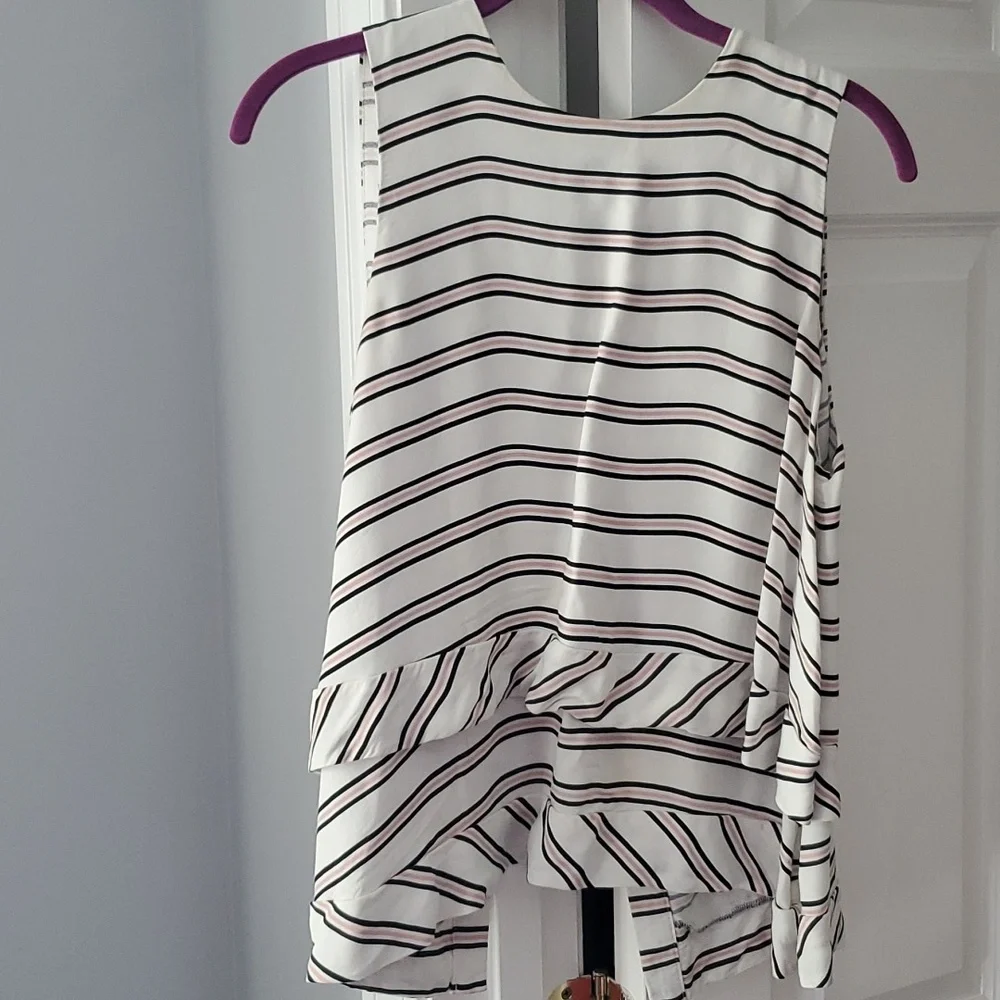 Button back blouse - Picture 2 of 3